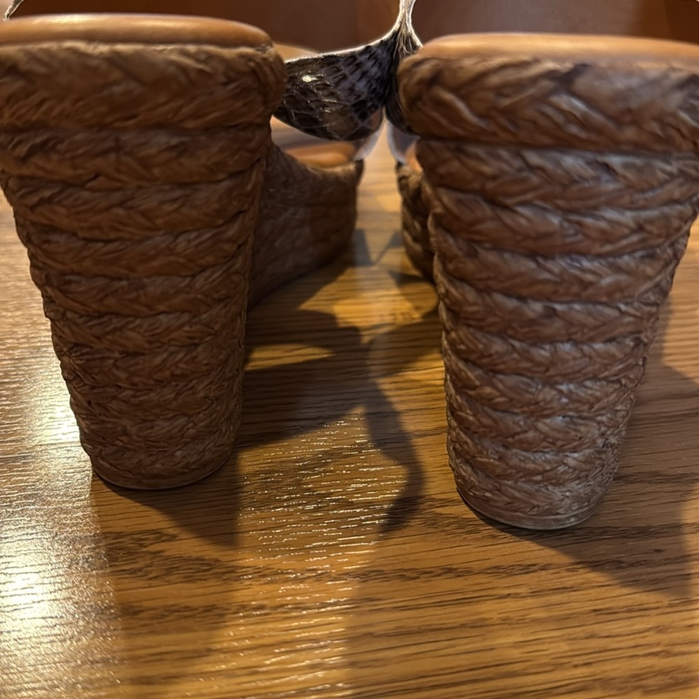 Italian Shoemakers Snakeskin Pattern Wedges - Picture 9 of 11